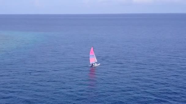 Воздушный морской пейзаж спокойного туристического пляжного отдыха на голубом океане и белом песчаном фоне — стоковое видео