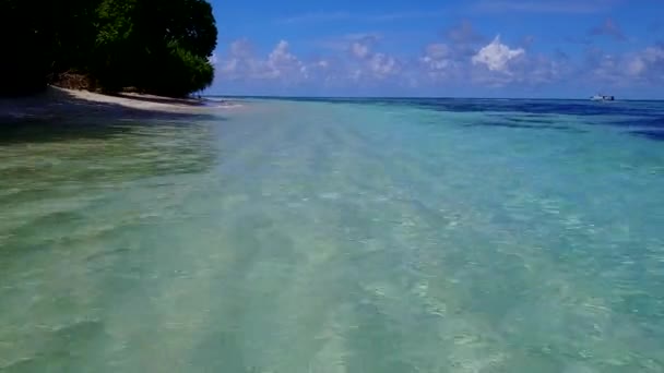 공중에서 바라본 럭셔리만 의해 변을 배경으로 푸른 바다 — 비디오