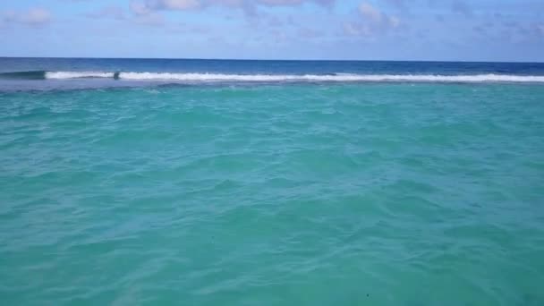 Turkuaz lagün ve beyaz kum arka planından güzel deniz manzaralı sahil macerasının hava manzarası. — Stok video