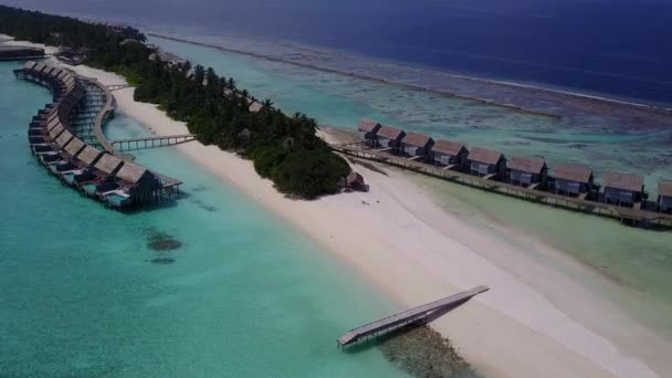 Drone θέα θάλασσα χαλαρωτικό τουριστικό παραλία άγριας ζωής από καθαρό ωκεανό και λευκό αμμώδη φόντο — Αρχείο Βίντεο