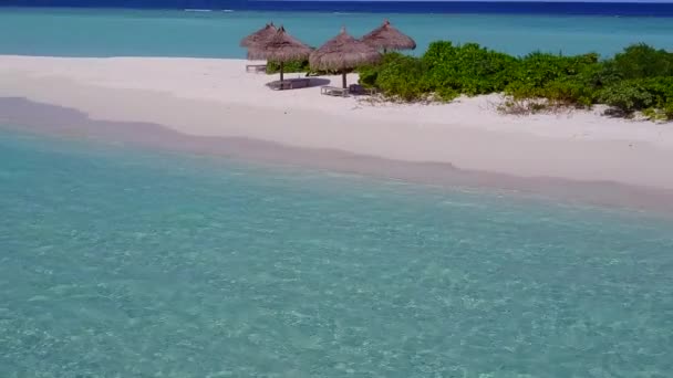 蓝海白沙背景下美丽海景海滩生活方式的空中无人旅游 — 图库视频影像