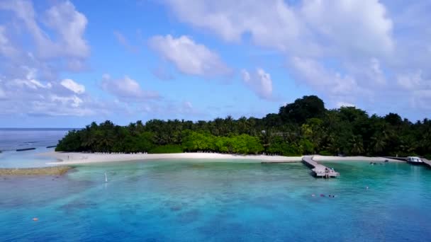 Drohnen-Antennenpanorama des Luxus-Resorts Strandreise durch klares Wasser mit sauberem Sandhintergrund — Stockvideo