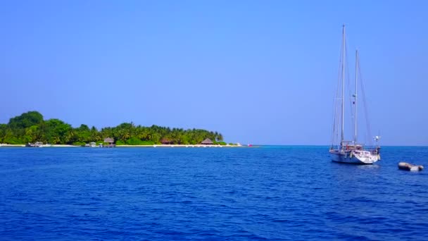 Turystyka lotnicza dronów idyllicznej laguny wycieczka przez niebieski zielony ocean z białym, piaszczystym tle — Wideo stockowe