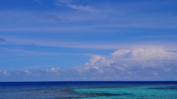 Flygdrönare turism i paradiset strand strand livsstil av turkos hav och vit sand bakgrund — Stockvideo