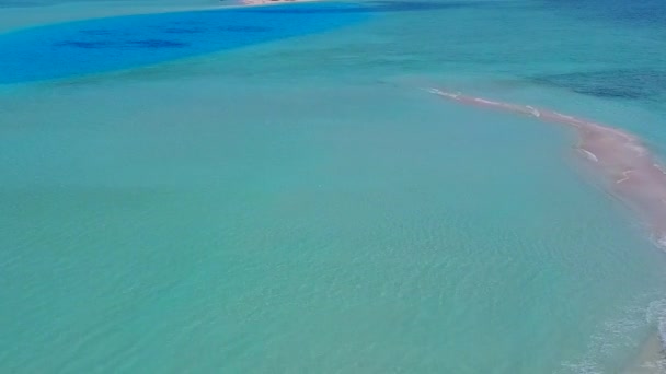 Su mavisi okyanus ve beyaz kum arkaplan tarafından uydurulmuş huzurlu sahil kıyısı yaşam tarzının insansız hava aracı soyutlaması — Stok video