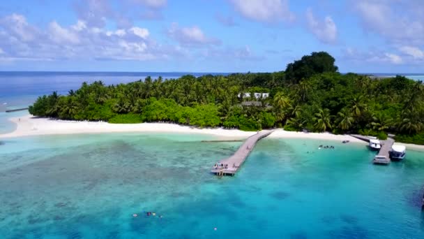 Εναέρια drone υφή του παραδείσου παραλίες διακοπές στην παραλία με διάφανα νερά και λευκό αμμώδη φόντο — Αρχείο Βίντεο