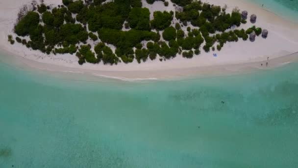 Drone uitzicht landschap van perfecte eiland strand breken door turquoise water met wit zand achtergrond — Stockvideo