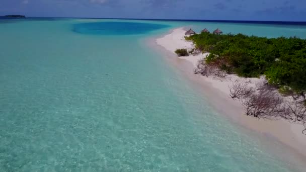 Textura aérea de vacaciones de lujo resort playa por mar azul y fondo de arena blanca — Vídeo de stock