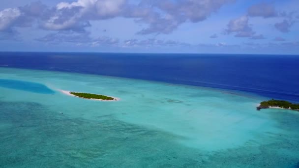 Drone seascape de viagem praia litoral idílica por água azul e fundo de areia branca — Vídeo de Stock