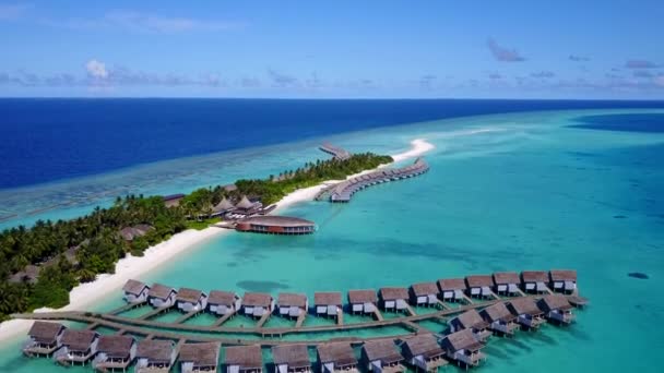Вид с воздуха пейзаж красивого курортного пляжного времени на мелководье океана на белом песчаном фоне — стоковое видео