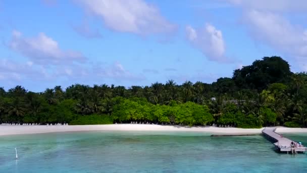 Luchtvaart van exotische lagune strand reis door de blauwe oceaan en schoon zand achtergrond — Stockvideo