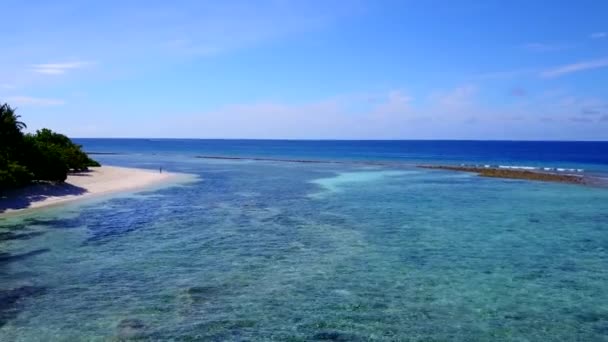 Drone luchttoerisme van idyllische kust strand reis door blauw groen water en wit zand achtergrond — Stockvideo