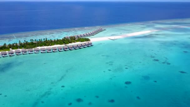 Viagem aérea da vista mar relaxante viagem de praia pela água verde azul com fundo arenoso branco — Vídeo de Stock