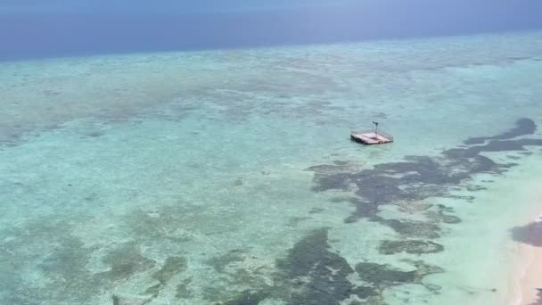 Drohnenpanorama des maritimen Inselstrandlebens am blaugrünen Meer mit weißem Sandhintergrund — Stockvideo