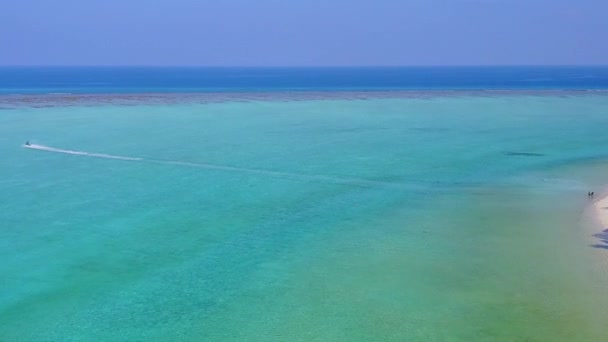 Drone εναέρια τοπίο της θαλάσσιας λιμνοθάλασσας ταξίδι στην παραλία από τα γαλάζια νερά με φωτεινό αμμώδη φόντο — Αρχείο Βίντεο