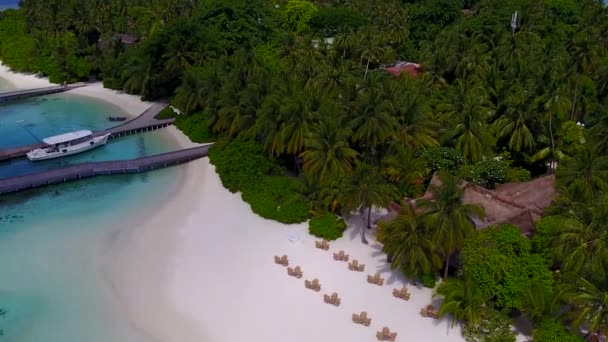 Drone powietrza streszczenie luksusowego kurortu czas plaży przez przezroczysty ocean z jasnym tle piasku — Wideo stockowe