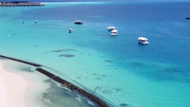Légi drón táj paradicsomi üdülőhely strand utazás kék tenger tiszta homokos háttér — Stock videók