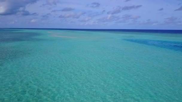 Luchttoerisme van tropische kustlijn strand vakantie door blauwe lagune met witte zandachtergrond — Stockvideo