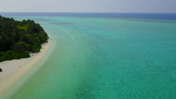 Flygfoto havsutsikt över lugna lagunen strandtid med blått hav och vit sand bakgrund — Stockvideo