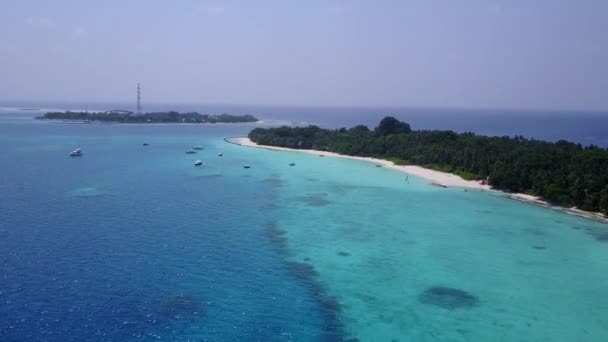 Vzdušné drone textura relaxační pobřeží plážový výlet čistou vodou a bílým písečným pozadím — Stock video