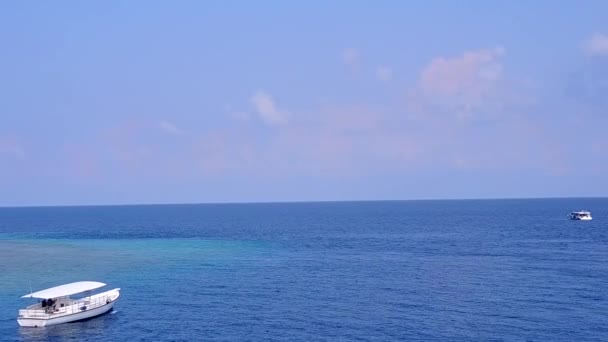 Drone uitzicht hemel van tropische kust strand vakantie door blauwe zee en wit zand achtergrond — Stockvideo