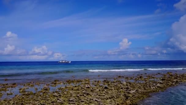 白い砂浜の背景を持つ澄んだ海による静かな海岸のビーチライフスタイルの空中ドローン観光 — ストック動画