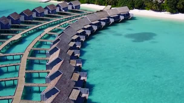 Drone paisaje aéreo de vacaciones de playa isla perfecta por el océano azul y fondo de arena blanca — Vídeos de Stock
