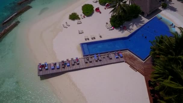 Textura aérea de la costa exótica aventura de playa por el agua azul y el fondo de arena blanca — Vídeos de Stock