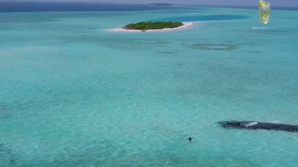 Flygfoto landskap marina resort strand semester vid klart hav med vit sand bakgrund — Stockvideo