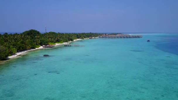 Paisaje aéreo de drones de costa tropical rotura de playa por laguna azul con fondo de arena brillante — Vídeos de Stock