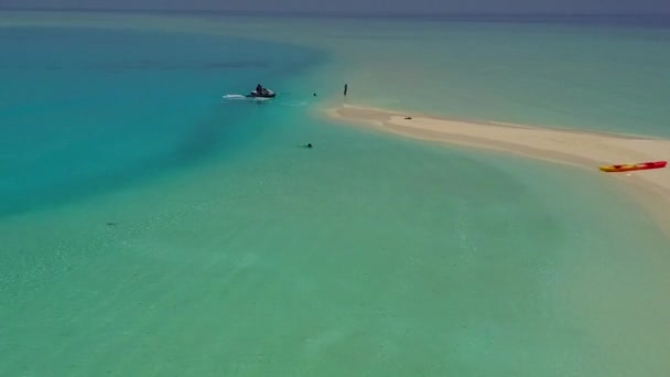 Luftturisme af smukke kystlinje strand livsstil ved blå lagune og hvid sand baggrund – Stock-video
