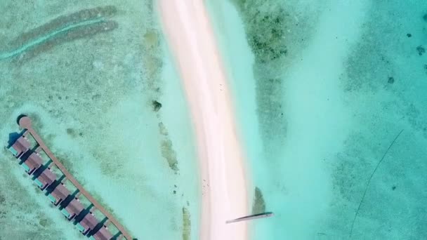 きれいな砂浜の背景を持つ青い水で美しい海の景色のビーチブレイクの空中テクスチャ — ストック動画