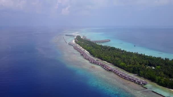 Légi drón utazás paradicsomi üdülőhely strand utazás vízi kék óceán fehér homokos háttér — Stock videók