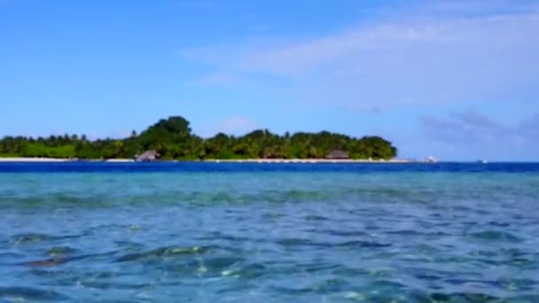 Turismo vista aérea de férias praia costa perfeita por água verde azul com fundo de areia branca — Vídeo de Stock