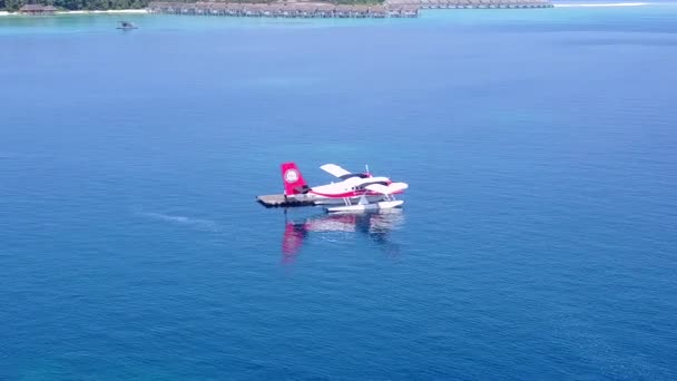 Dron antény abstrakt tropické pobřeží pláž plavba po modrém oceánu s bílým pískem pozadí — Stock video