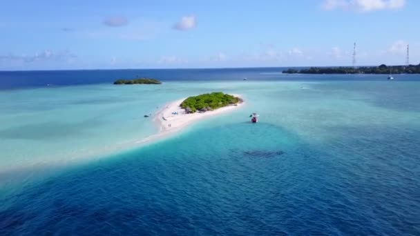 Drone scenario aereo di idilliaca vista mare viaggio spiaggia da acqua blu oceano e sabbia bianca sfondo — Video Stock