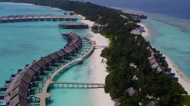 Lotnicze drony podróż tropikalnego wybrzeża czas plaży przez aqua niebieski ocean z białym tle piasku — Wideo stockowe