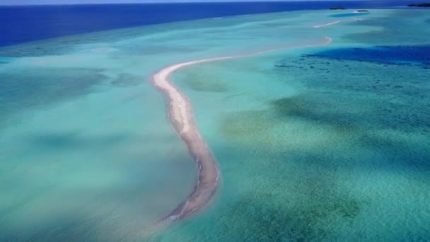 Aeronave drone seascape de belas férias de praia costa por oceano azul com fundo arenoso branco — Vídeo de Stock