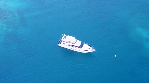 Luchtfoto textuur van prachtige baai strand reis door de blauwe oceaan met witte zandachtergrond — Stockvideo