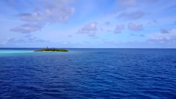 Letecká povaha relaxační pobřeží plážová cesta v modré laguně a světlé písečné pozadí — Stock video
