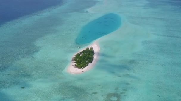 白沙背景的绿松石海对美丽海滨时间的空中无人驾驶旅游 — 图库视频影像