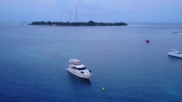 Paysage marin drone aérien de plage idyllique de la côte pause par l'eau bleue et fond de sable blanc — Video