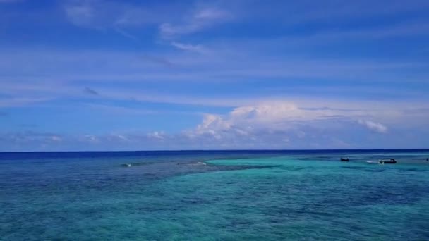 Drone view abstract van rustige baai strand reis door heldere zee met wit zand achtergrond — Stockvideo