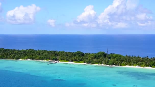 Повітряний туризм безпілотника ідеальний береговий пляжний шлях за чистим океаном та білим піщаним фоном — стокове відео