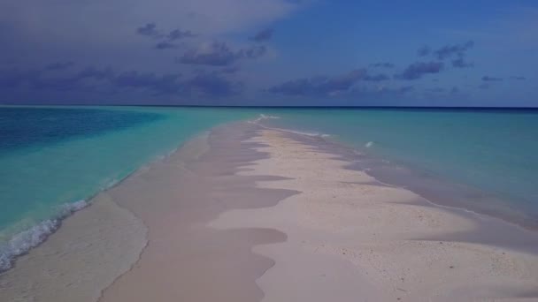 Drohnenlandschaft des ruhigen Strandlebens durch flache Lagune und weißen Sandhintergrund — Stockvideo