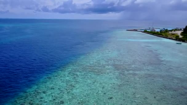 Mavi yeşil lagün ve beyaz kumlu arka plandaki egzotik turist plaj gezisinin insansız hava aracı görüntüsü — Stok video