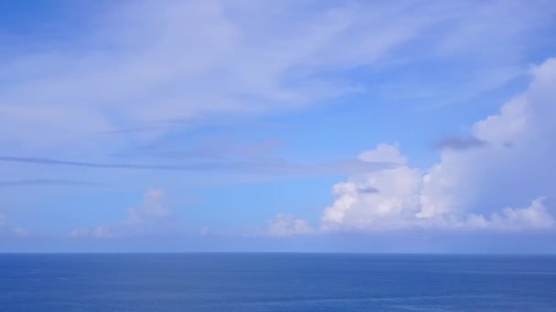 Drone aéreo naturaleza de la bahía paradisíaca viaje de playa por el océano claro con fondo de arena blanca — Vídeo de stock