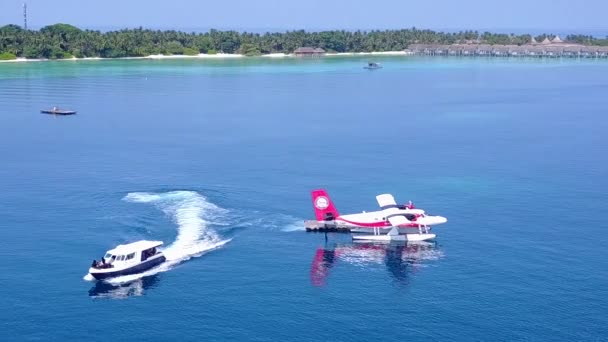 Drohnenlandschaft der idyllischen Küstenlinie Strandabenteuer durch blaue Lagune und hellen Sandhintergrund — Stockvideo