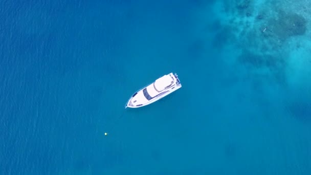Εναέρια υφή του τροπικού νησιού διακοπές στην παραλία από μπλε νερά με λευκό αμμώδη φόντο — Αρχείο Βίντεο