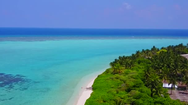 Drone aéreo naturaleza de la bahía paradisíaca viaje de playa por mar azul con fondo de arena blanca — Vídeos de Stock